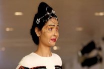 هندية ضحية الحمض الكاوي تعرض في أسبوع نيويورك للموضة