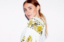 الأوكرانية فيتا كين ترفع الموضة الشعبية نحو القمة