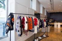 كوتش تفتتح متجر 