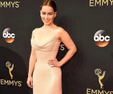 فيرساتشي تلبس إميليا كلارك