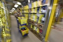 صنادل إصبع تحمل صورة غاندي تثير جدلا