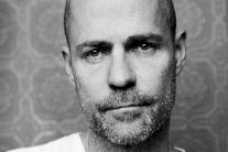 جاستن ترودو ينعي المغني غورد داوني بالدموع