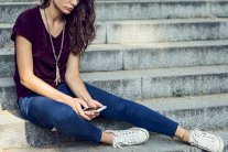 قضاء الوقت أمام الأجهزة الالكترونية يزيد خطر الكآبة