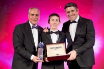 جائزة النجم الصاعد للشاب هاري ألين من لونغين