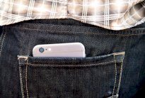 الاحتفاظ بالهاتف الجوال قريبا يسبب العقم والسرطان