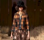 كوتش تطرح تشكيلتها النسائية الخريفية