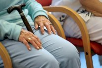 نوم المسنين ساعات طويلة قد ينذر بالزهايمر