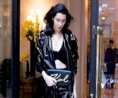 بيلا حديد تتألق بحقيبة يد من إبداع كارل لاغرفيلد