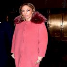 جينفر لوبيز تتألق بمعطف وردي من إبداع بول كا