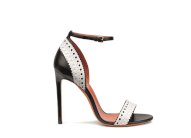 ميلا كونيس تتألق بصندل من إبداع سانتوني