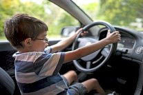 صبي بعمر 8 سنوات يتعلم القيادة من يوتيوب لشراء وجبة عشاء