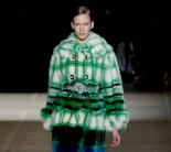 ميو ميو تطرح تشكيلة نسائية جديدة من الفراء الصناعي