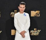 أشتون ساندرز وميلي بوبي براون يتألقان مع كالفن كلاين