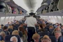 قبطان يفاجئ مسافرته المليون بوابل من الهدايا