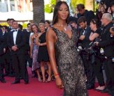 ناعومي كامبيل وايرينا شايك تتألقان مع فيرساتشي