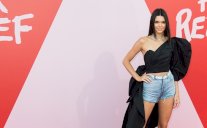 كيندال جينر بإطلالة أليكساندر فوتيه في 