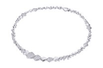 باربرا بالفن ولارا ستون تتألقان بمجوهرات AKILLIS