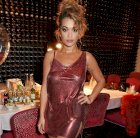 ريتا أورا تتألق بصندل ذهبي من إبداع دار سانتوني