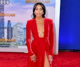 لورا هارير تتألق بفستان من 