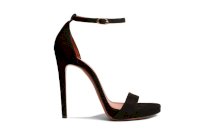 لوتي موس متألقة بصندل من ابداع دار سانتوني