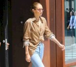 جيجي حديد تتألق بحذاء برقبة من توقيع ستيوارت ويتزمان