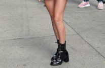 ميلي بوبي براون تتألق بحذاء أسود برقبة من ستيوارت ويتزمان