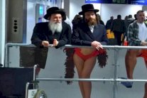 صور.. غرائب وطرائف من مطارات العالم