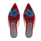 كارولينا هيريرا تطلق تشكيلتها الجديدة من أحذية الـ mules