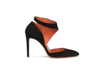 آنا فوغلييتا تتألق بحذاء برقبة من إبداع سانتوني