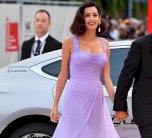 أمل كلوني تتألق بفستان أرجواني أنيق من توقيع فيرساتشي