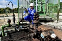 فرنسا تعد للخروج من إنتاج المحروقات