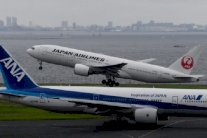 طائرة للخطوط اليابانية تهبط اضطراريا لمشكلة في المحرك