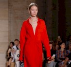 فيكتوريا بيكهام تطرح تشكيلة جديدة للمرأة القوية