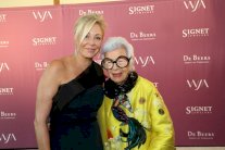 تزايد أعداد السيدات المهتمات بشراء قطع المجوهرات 