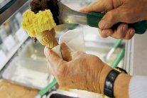 إعادة تجميد الآيس كريم يزيد خطر الإصابة بالتسمم الغذائي