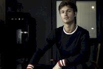 رالف لورين تتعاقد مع النجم أنسيل إيلغورت للترويج لأحدث عطورها