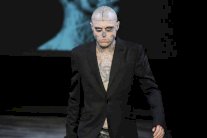 نجوم الموضة والموسيقى يرثون المغنّي ريك جينيست