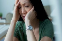 قلة النوم ليلاً تصيب بالعزلة الاجتماعية وفقدان الجاذبية !