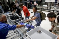 الفيروسات على أطباق المطارات تفوق مثيلاتها في المراحيض العامة