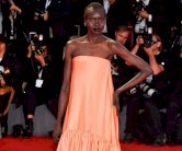 أليك ويك تتألق مع كالفن كلاين في مهرجان البندقية السينمائي