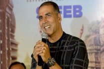 أكشاي كومار يتبرع لناجية من اعتداء بالحمض