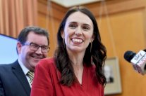 حملة لغزل الملابس.. هدية النيوزيلنديين لزعيمتهم الحامل