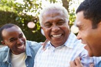 مخاطر تعرف المراهقين على الكحول من آبائهم