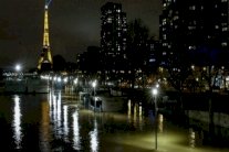 منسوب المياه في نهر السين يبلغ ذروته في باريس