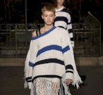 عرض أزياء يدعو للاستعانة بخامات ملائمة لكوكب الأرض