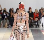 عرض أزياء Browne يثير الصدمة والإبهار في باريس !