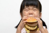 ثمة علاقة بين استخدام الإنترنت وطلب الأطفال للوجبات السريعة