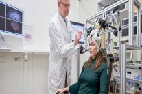 علماء أوروبيون يطوّرون خوذة للتحفيز الدماغي العميق