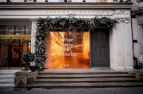 فيكتوريا بيكهام تتعاون مع مطعم هاريز بار في موسم الأعياد والعطلات