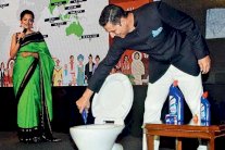 أكشاي كومار يحضر قمة المرحاض العالمية في مومباي